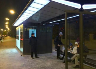 Во Львове девушку судили за секс на общественной остановке, партнер остался безнаказанным