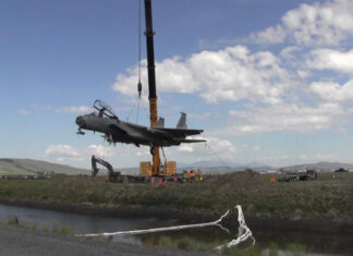 ВВС США с помощью 400-тонного крана подняли утонувший истребитель F-15 Eagle на базе «Кингсли-Филд» в Орегоне