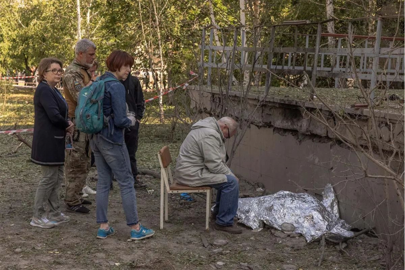 Дроны в Москве, закрытые бомбоубежища в Киеве и разрушенные двухэтажки в пригороде Днепра: главное за неделю