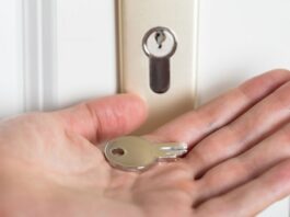 Как открыть двери, если сломался замок?