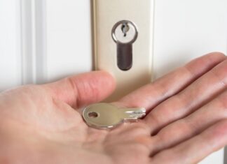 Как открыть двери, если сломался замок?