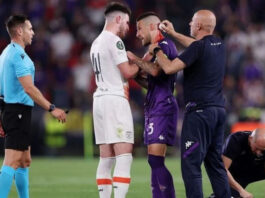 Финал лиги конференций. Фаны Вест Хэма в первом тайме пролили первую кровь футболистов Фиорентины. Счет 0 — 0