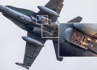 Фотограф сумел сделать фото выстрела тепловой ловушки AN/ALE-47 на истребителе F/A-18D Hornet