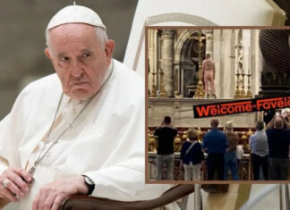 Голый протест против войны в Украине: в Ватикане мужчина разделся и стал на главный алтарь храма