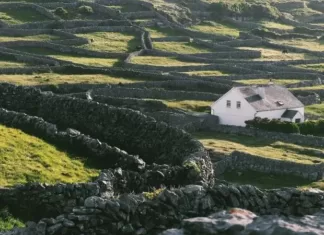 Ирландия будет выплачивать до 85 тысяч евро тем, кто переедет в заброшенные дома на островах: условия