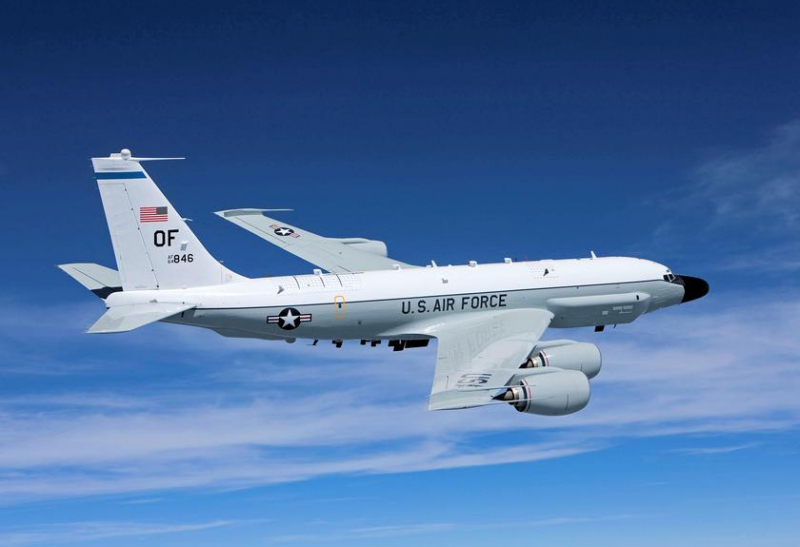 Китайский истребитель J-16 совершил агрессивный маневр перед RC-135 ВВС США, в результате чего американский самолет попал в зону турбулентности