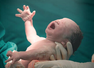 На Закарпатье 16-летняя девушка родила третьего ребенка — роды принимали в автомобиле скорой