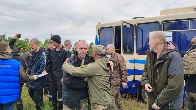 Обмен пленными: пограничники из Змеиного и бойцы с вертолета, летевшего на «Азовсталь», вернулись домой