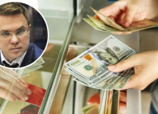 Общественный деятель Артем Биденко попытался обменять 100 долларов в ПриватБанке: чем это закончилось