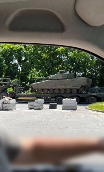 Опубликовано первое фото шведской боевой машины пехоты CV90 с 40-мм пушкой на территории Украины