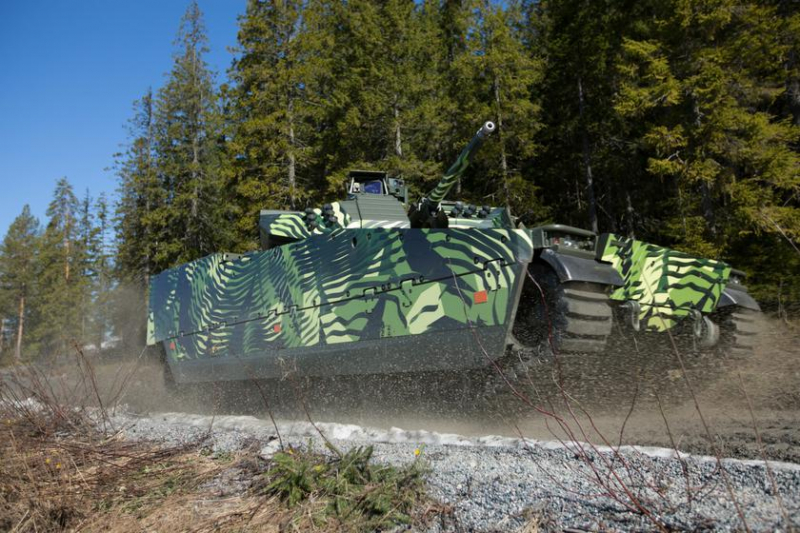 Опубликовано первое фото шведской боевой машины пехоты CV90 с 40-мм пушкой на территории Украины