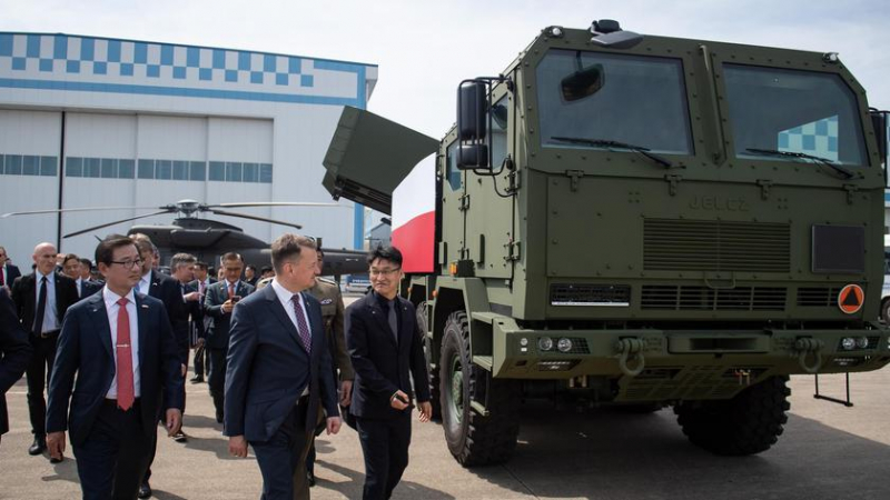 Польша впервые показала южнокорейские ракетные комплексы K239 Chunmoo на польском шасси Jelcz 8x8