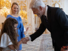 Президент Чехии встретился с девочкой-украинкой, которой плюнули в лицо после слов россия-говно
