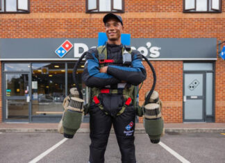 Rocket Man: Domino’s Pizza впервые в истории использовала реактивный костюм для доставки пиццы по воздуху