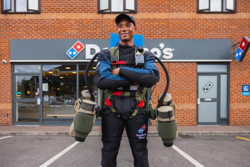 Rocket Man: Domino's Pizza впервые в истории использовала реактивный костюм для доставки пиццы в воздух