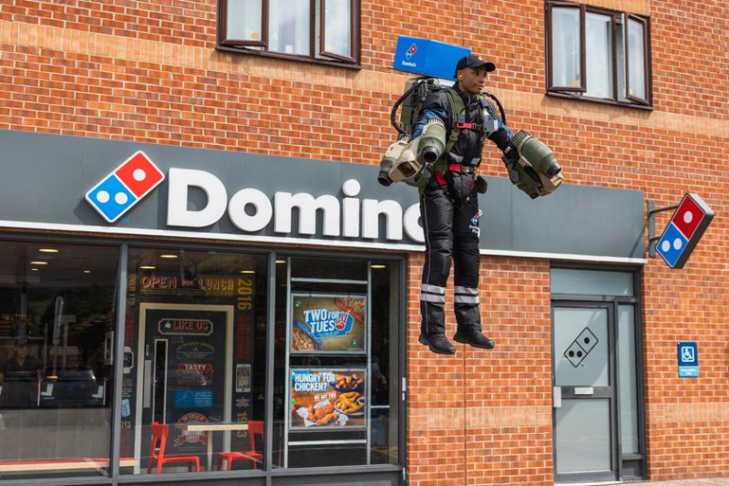 Rocket Man: Domino's Pizza впервые в истории использовала реактивный костюм для доставки пиццы в воздух