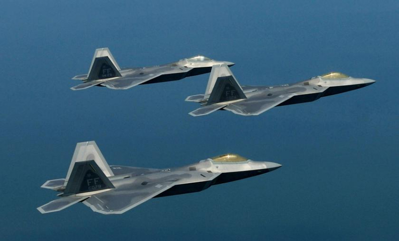 США направили F-22 Raptor на Ближний Восток из-за непрофессионального поведения российских самолетов, запускающих ракеты над базами США