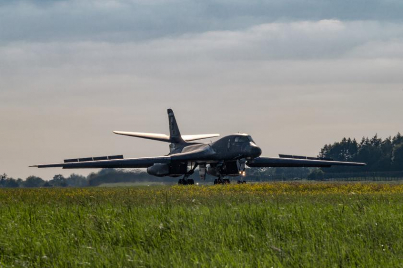 Стратегические бомбардировщики B-1B Lancer впервые приняли участие в учениях Arctic Challenge, пролетев над крупнейшим в мире авианосцем USS Gerald R. Ford вместе с истребителями F-35