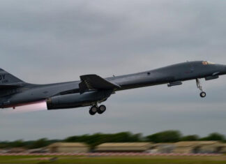 Стратегические бомбардировщики B-1B Lancer впервые приняли участие в учениях Arctic Challenge, пролетев над крупнейшим в мире авианосцем USS Gerald R. Ford вместе с истребителями F-35