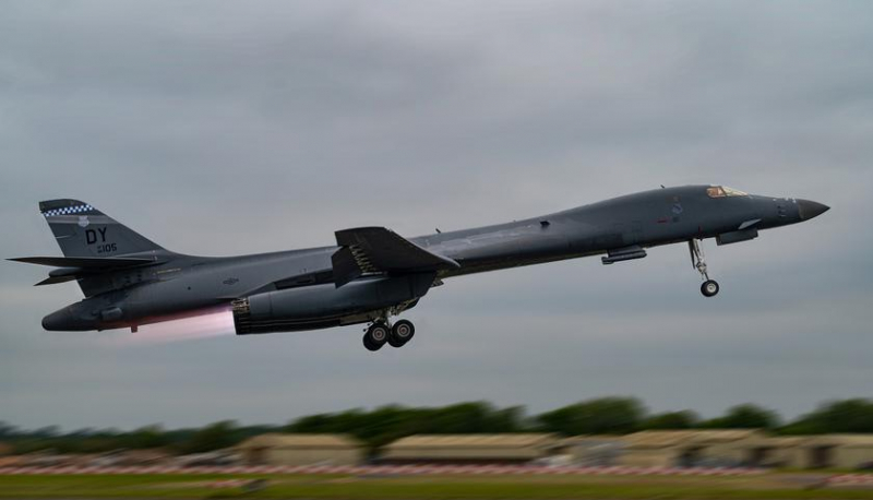 Стратегические бомбардировщики B-1B Lancer впервые приняли участие в учениях Arctic Challenge, пролетев над крупнейшим в мире авианосцем USS Gerald R. Ford вместе с истребителями F-35