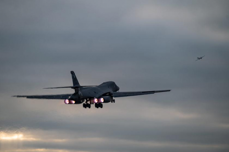 Стратегические бомбардировщики B-1B Lancer впервые приняли участие в учениях Arctic Challenge, пролетев над крупнейшим в мире авианосцем USS Gerald R. Ford вместе с истребителями F-35