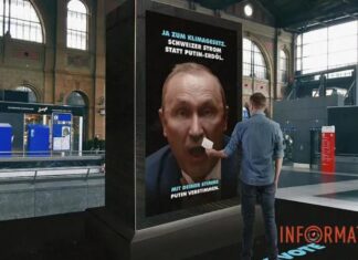 В Цюрихе, Берне и Женеве перед климатическим референдумом тестируют оригинальные устройства: бюллетени нужно запихнуть путину в рот, чтобы он подавился