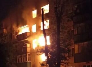 В русском Шебекино ночью загорелась многоэтажка после обстрелов