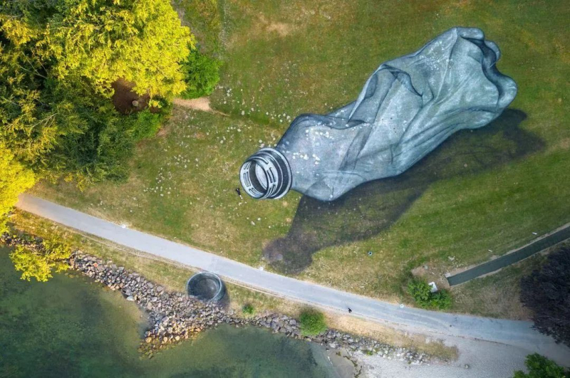В Швейцарии художник разрисовал гигантскую пластиковую бутылку, чтобы привлечь внимание к загрязнениям: фото