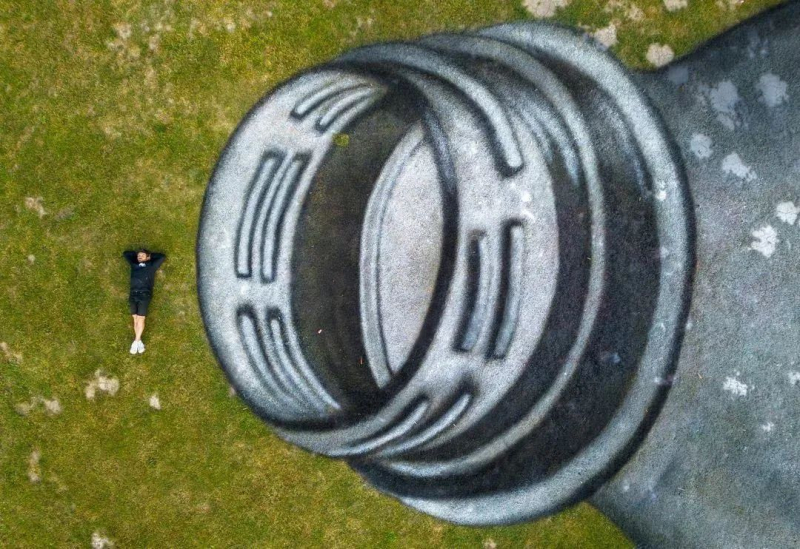 У Швейцарії художник розмалював гігантську пластикову пляшку, щоб привернути увагу до забруднення: фото
