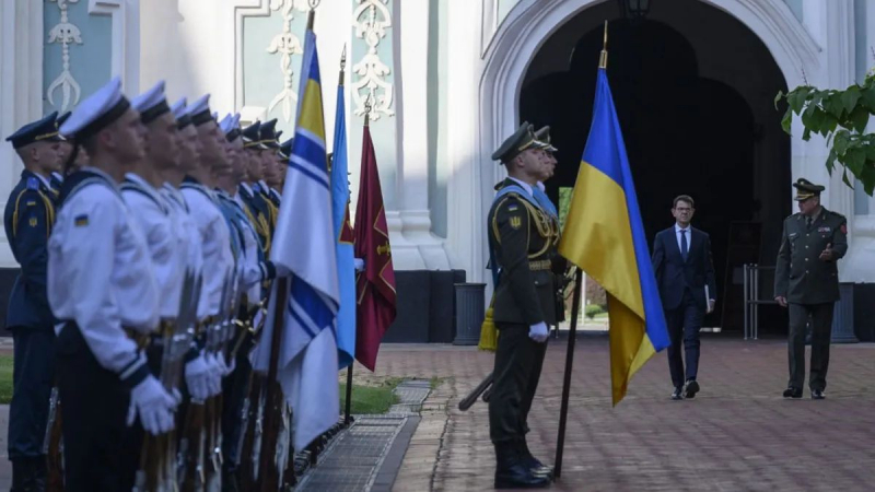 В Украине начала работу дипломатическая миссия пяти стран. Президент Зеленский встретился со своими представителями