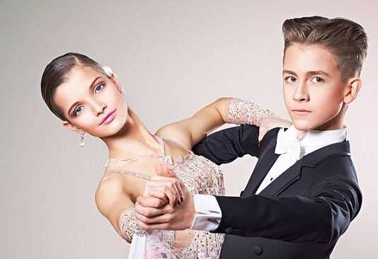 Танцевальные стили и программы, предлагаемые школами бальных танцев в Киеве