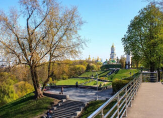 Киевзеленстрой потратит на ремонт лестницы в парке Вечной славы 5 млн грн