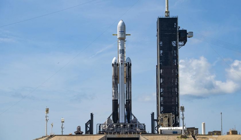 SpaceX не смогла запустить в космос крупнейший в мире спутник, прервав запуск Falcon Heavy за несколько секунд до старта