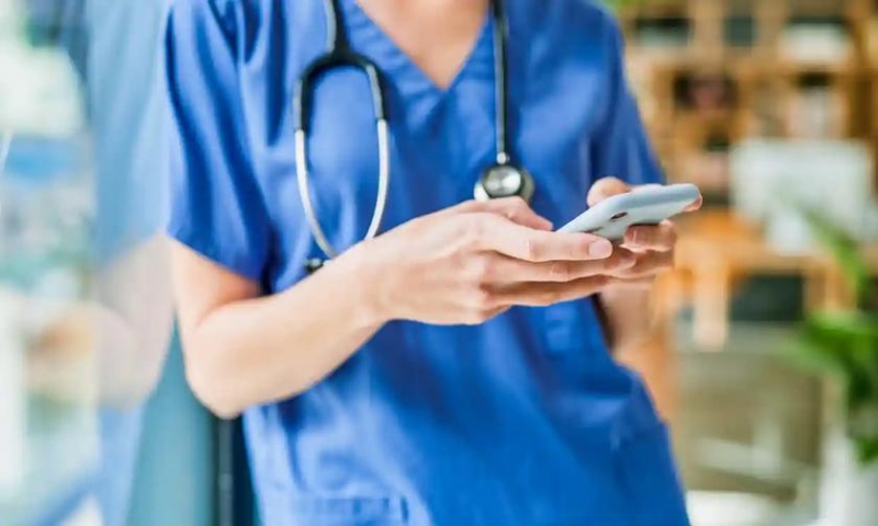 Австралия призывает к большему регулированию ИИ после того, как врачи используют ChatGPT для записи медицинских карт