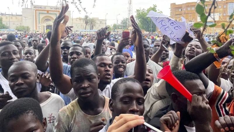 Посольство Франции штурмовали в Нигере, Париж пригрозил ответными мерами