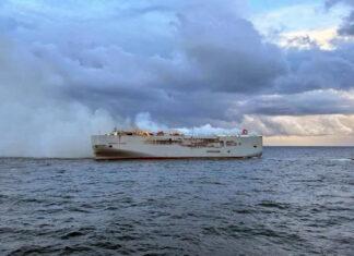 В Северном море на корабле во время транспортировки взорвался электрокар: сгорели трисячи автомобилей Mercedes