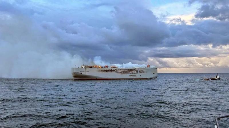 В Северном море на корабле во время перевозки взорвался электромобиль: сгорели три тысячи автомобилей Mercedes