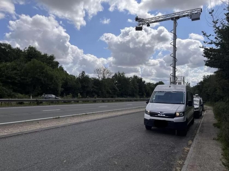 В Великобритании полицейская машина с искусственным интеллектом обнаруживает водителей, использующих мобильные телефоны