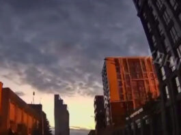 Все в дыму: в сети опубликовали момент попадания ракеты в дом в Днепре — видео