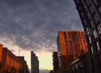 Все в дыму: в сети опубликовали момент попадания ракеты в дом в Днепре — видео