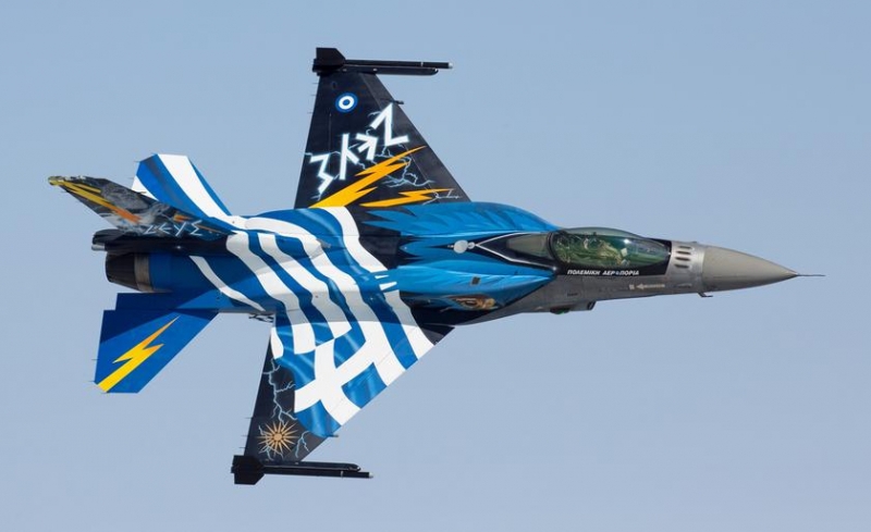 ВВС Греции эвакуируют десятки американских истребителей F-16 Fighting Falcon из-за пожара и взрывов на складе боеприпасов возле военной базы