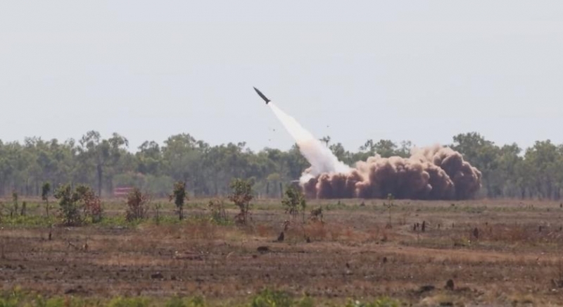 Австралия опубликовала очень редкое видео пуска тактической баллистической ракеты MGM-140 ATACMS с максимальной дальностью пуска 300 км и скоростью 3700 км/ч