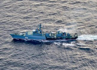 Британские корабли и самолеты отследили суда рф вблизи своих вод: подробности