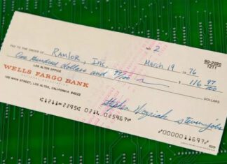 Чек Apple 1976 года, подписанный Джобсом и Возняком, продан на аукционе за $135 тысяч