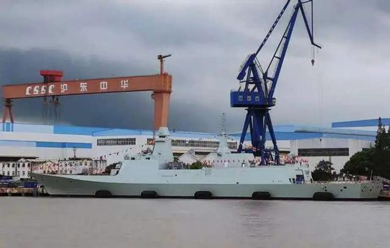 Hudong Zhonghua Shipbuilding спустила на воду первый фрегат с электроуправляемыми ракетами типа 054B для ВМС Китая