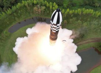 КНДР запустила две баллистические ракеты для имитации ядерного удара по военным базам Республики Корея после прибытия в регион американских стратегических бомбардировщиков B-1B Lancer