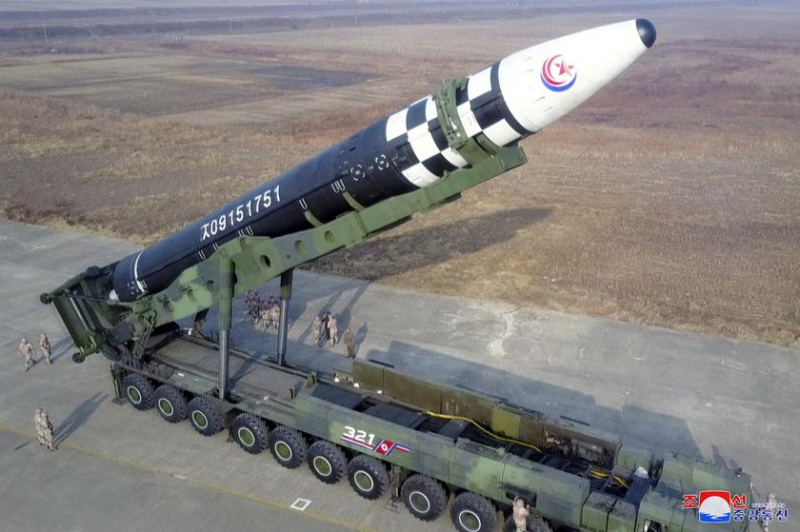 Северная Корея выпустила две баллистические ракеты для имитации ядерной атаки на военные базы в Республике Корея после прибытия в регион американских стратегических бомбардировщиков B-1B Lancer