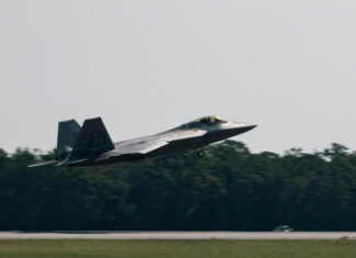 Оставшиеся истребители пятого поколения F-22 Raptor с «Тиндалл», которая была разрушена ураганом «Майкл», перебираются в Вирджинию