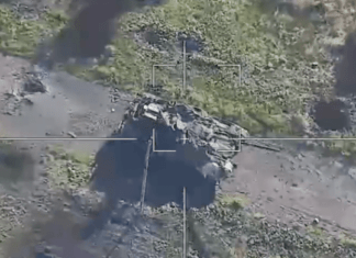 Россияне пытаются уничтожить собственный брошенный танк Т-90М стоимостью до $4,5 млн с помощью дронов-камикадзе «Ланцет»