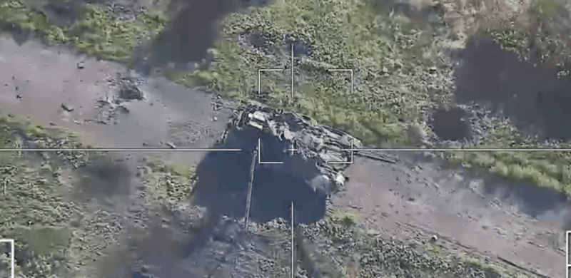 Россияне пытаются уничтожить собственный заброшенный танк Т-90М стоимостью до 4,5 миллионов долларов с помощью дронов-камикадзе Lancet